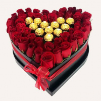 Corazón de rosas con chocolates Ferrero